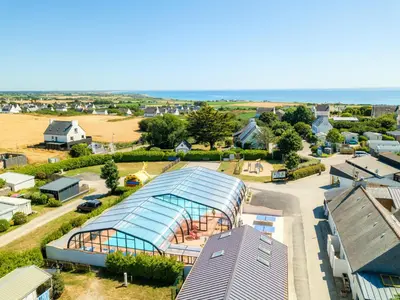 Piscine de l'établissement Camping la Corniche ou située à proximité