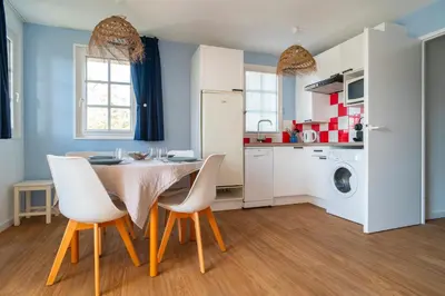 Cuisine ou kitchenette dans l'établissement Côté Ouest - Appt avec piscine partagée