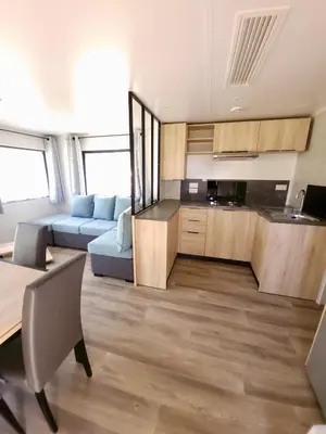 Cuisine ou kitchenette dans l'établissement Mobilhome - Kedidrouz du Léon - Kerlann - Pont Aven