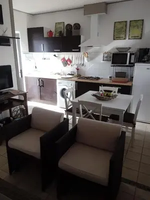 Cuisine ou kitchenette dans l'établissement Maison de vacances La Palue entre plage et centre bourg