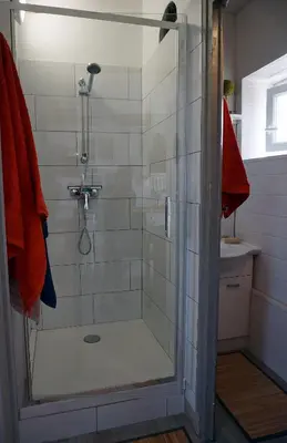 Salle de bains dans l'établissement Maison de vacances La Palue entre plage et centre bourg