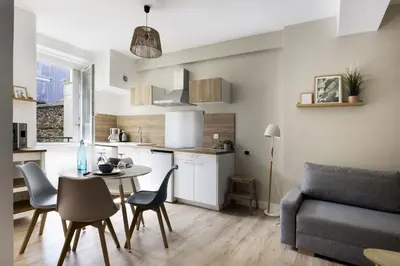 Cuisine ou kitchenette dans l'établissement Appartement cozy au centre-ville