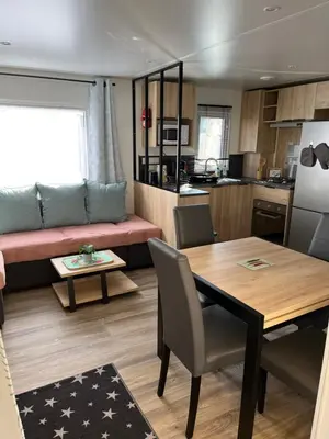 Cuisine ou kitchenette dans l'établissement Mobilhome bora bora
