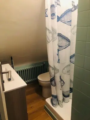 Salle de bains dans l'établissement Maison lumineuse 2mn plage et village de Morgat