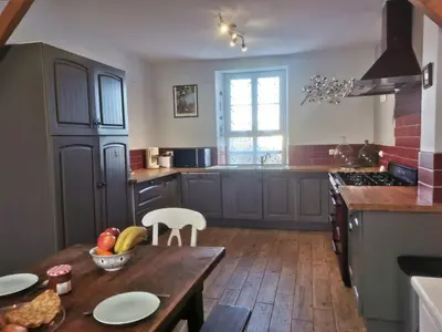 Cuisine ou kitchenette dans l'établissement Ker Yaël – Maison familiale avec grand jardin à 5min de la plage Saint Jean du doigt