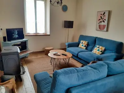 Télévision ou salle de divertissement dans l'établissement Ker Yaël – Maison familiale avec grand jardin à 5min de la plage Saint Jean du doigt