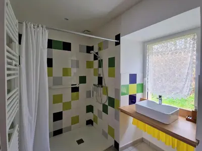 Salle de bains dans l'établissement Apartment in Brittany near Sandy Beaches