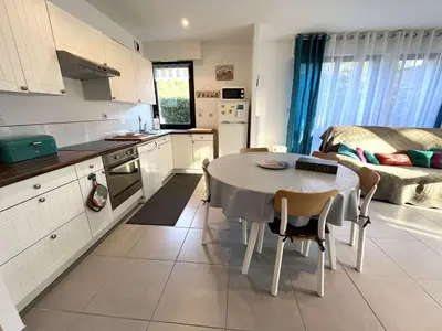 Cuisine ou kitchenette dans l'établissement Terrasse au calme, cœur de Bénodet, appartement à 400m de la plage avec parking privatif - FR-1-481-133