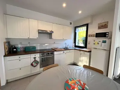 Cuisine ou kitchenette dans l'établissement Terrasse au calme, cœur de Bénodet, appartement à 400m de la plage avec parking privatif - FR-1-481-133