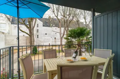 Balcon ou terrasse dans l'établissement L'Arvor - Appt piscine et sauna partagés