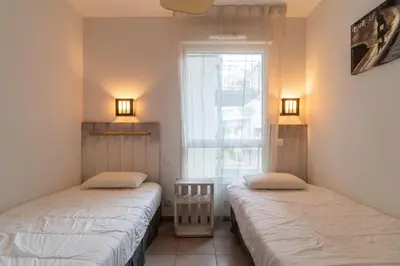 Un ou plusieurs lits dans un hébergement de l'établissement L'Arvor - Appt piscine et sauna partagés