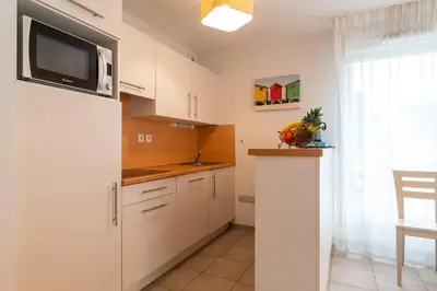 Cuisine ou kitchenette dans l'établissement L'Arvor - Appt piscine et sauna partagés