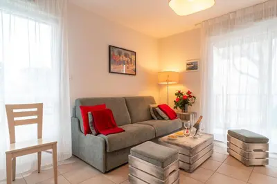 Coin salon dans l'établissement L'Arvor - Appt piscine et sauna partagés