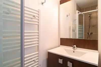 Salle de bains dans l'établissement L'Arvor - Appt piscine et sauna partagés