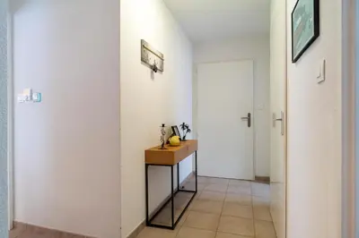 Télévision ou salle de divertissement dans l'établissement L'Arvor - Appt piscine et sauna partagés