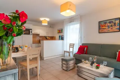 Coin salon dans l'établissement L'Arvor - Appt piscine et sauna partagés