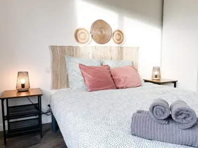 Un ou plusieurs lits dans un hébergement de l'établissement Jacuzzi au Cocon brestois