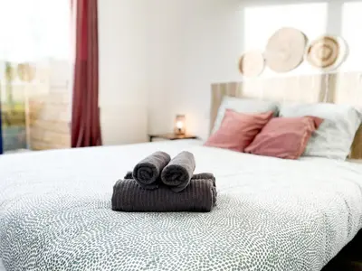 Un ou plusieurs lits dans un hébergement de l'établissement Jacuzzi au Cocon brestois