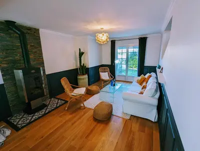 Coin salon dans l'établissement Charming House in the Cabellou on coastal trail