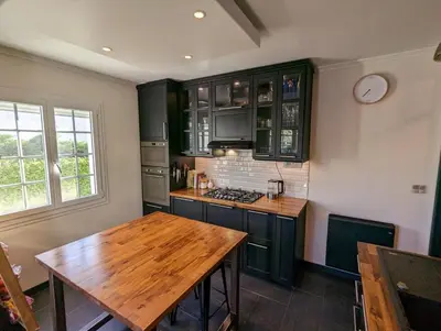 Cuisine ou kitchenette dans l'établissement Charming House in the Cabellou on coastal trail