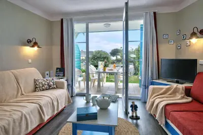 Coin salon dans l'établissement LocaLise - A06 - Entièrement de plain-pied avec petite vue mer - Donnant sur la piscine et le jardin - wifi inclus - draps inclus -