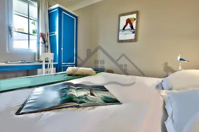 Un ou plusieurs lits dans un hébergement de l'établissement LocaLise - A06 - Entièrement de plain-pied avec petite vue mer - Donnant sur la piscine et le jardin - wifi inclus - draps inclus -
