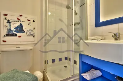 Salle de bains dans l'établissement LocaLise - A06 - Entièrement de plain-pied avec petite vue mer - Donnant sur la piscine et le jardin - wifi inclus - draps inclus -