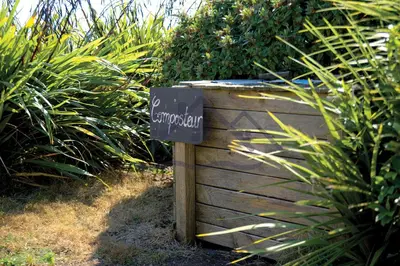 Plan de l'établissement LocaLise - A06 - Entièrement de plain-pied avec petite vue mer - Donnant sur la piscine et le jardin - wifi inclus - draps inclus -