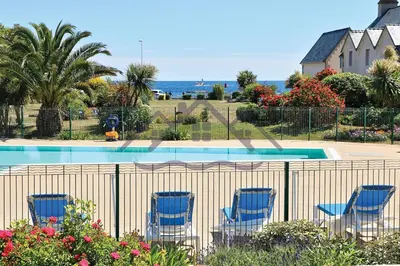Piscine de l'établissement LocaLise - A06 - Entièrement de plain-pied avec petite vue mer - Donnant sur la piscine et le jardin - wifi inclus - draps inclus - ou située à proximité