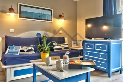 Coin salon dans l'établissement LocaLise - A05 - Plain-pied avec petite vue mer donnant sur la piscine et le jardin - Grande salle de bain - Wifi inclus - draps inclus - animaux bienvenus - parking gratuit