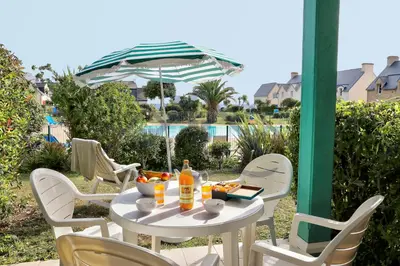 Boissons dans l'établissement LocaLise - A05 - Plain-pied avec petite vue mer donnant sur la piscine et le jardin - Grande salle de bain - Wifi inclus - draps inclus - animaux bienvenus - parking gratuit