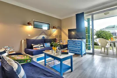 Coin salon dans l'établissement LocaLise - A05 - Plain-pied avec petite vue mer donnant sur la piscine et le jardin - Grande salle de bain - Wifi inclus - draps inclus - animaux bienvenus - parking gratuit