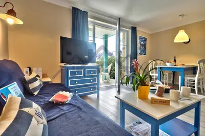 Télévision ou salle de divertissement dans l'établissement LocaLise - A05 - Plain-pied avec petite vue mer donnant sur la piscine et le jardin - Grande salle de bain - Wifi inclus - draps inclus - animaux bienvenus - parking gratuit