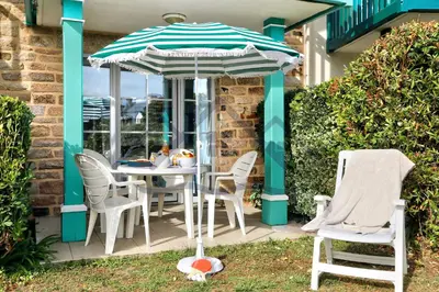 Jardin de l'établissement LocaLise - A05 - Plain-pied avec petite vue mer donnant sur la piscine et le jardin - Grande salle de bain - Wifi inclus - draps inclus - animaux bienvenus - parking gratuit