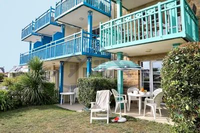 Balcon ou terrasse dans l'établissement LocaLise - A05 - Plain-pied avec petite vue mer donnant sur la piscine et le jardin - Grande salle de bain - Wifi inclus - draps inclus - animaux bienvenus - parking gratuit