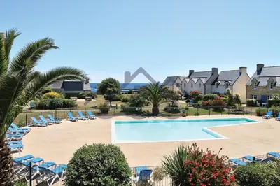 Piscine de l'établissement LocaLise - A05 - Plain-pied avec petite vue mer donnant sur la piscine et le jardin - Grande salle de bain - Wifi inclus - draps inclus - animaux bienvenus - parking gratuit ou située à proximité