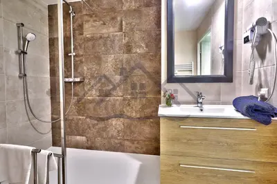 Salle de bains dans l'établissement LocaLise - A05 - Plain-pied avec petite vue mer donnant sur la piscine et le jardin - Grande salle de bain - Wifi inclus - draps inclus - animaux bienvenus - parking gratuit