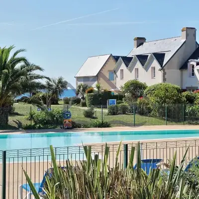 LocaLise - A05 - Plain-pied avec petite vue mer donnant sur la piscine et le jardin - Grande salle de bain - Wifi inclus - draps inclus - animaux bienvenus - parking gratuit