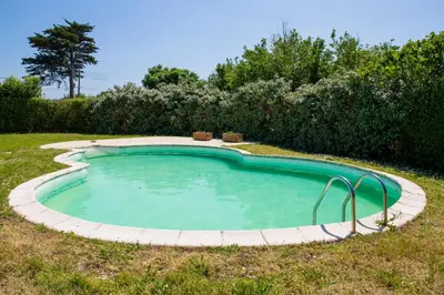 Piscine de l'établissement Vacances en famille ou entre amis a Penmarch ou située à proximité