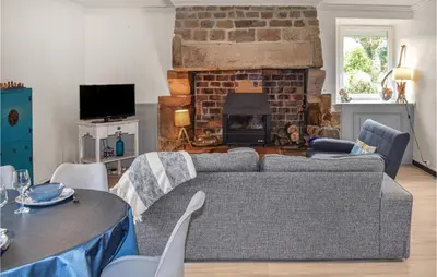 Télévision ou salle de divertissement dans l'établissement 3 Bedroom Beautiful Home In Lanvellec
