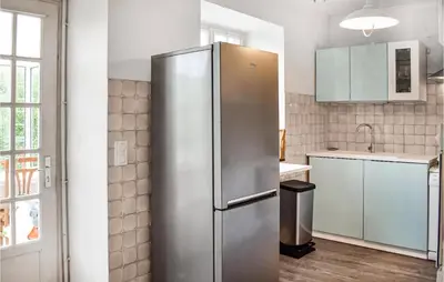 Cuisine ou kitchenette dans l'établissement 3 Bedroom Beautiful Home In Lanvellec