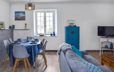 Télévision ou salle de divertissement dans l'établissement 3 Bedroom Beautiful Home In Lanvellec