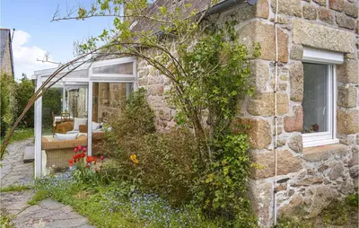 Jardin de l'établissement 3 Bedroom Beautiful Home In Lanvellec