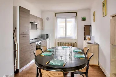 Cuisine ou kitchenette dans l'établissement À 600m de la plage, maison pour 6 avec terrasse