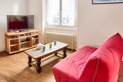Télévision ou salle de divertissement dans l'établissement À 600m de la plage, maison pour 6 avec terrasse