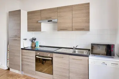 Cuisine ou kitchenette dans l'établissement À 600m de la plage, maison pour 6 avec terrasse