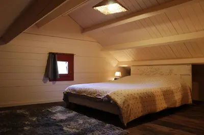 Un ou plusieurs lits dans un hébergement de l'établissement Chalet cosy en lisière de forêt