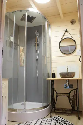 Salle de bains dans l'établissement Chalet cosy en lisière de forêt