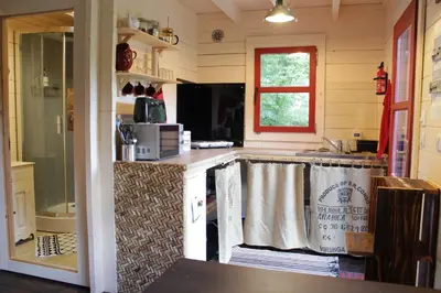 Cuisine ou kitchenette dans l'établissement Chalet cosy en lisière de forêt