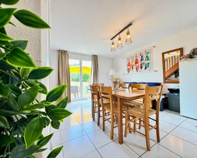 Coin salon dans l'établissement Maison avec piscine chauffée toute l'année à Morgat en bretagne sur la presqu'île de Crozon située à 800 m de la mer